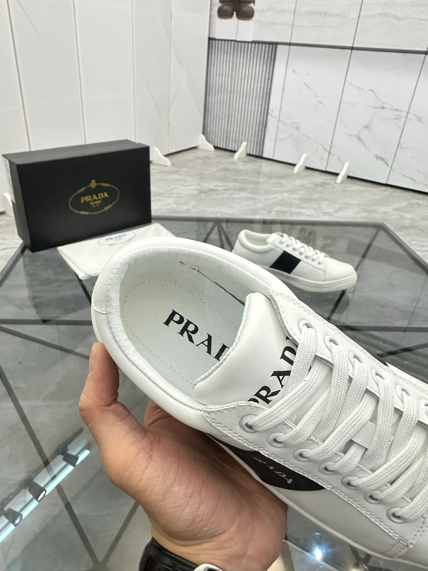 Men's shoes: 💰P400¥ Product trademark: Prada *"Prada*" low-top casual shoes Regular size: 38-44 (can be customized to 45) Product materials: imported cowhide upper, sheepskin lining, original outsole. Number: 020